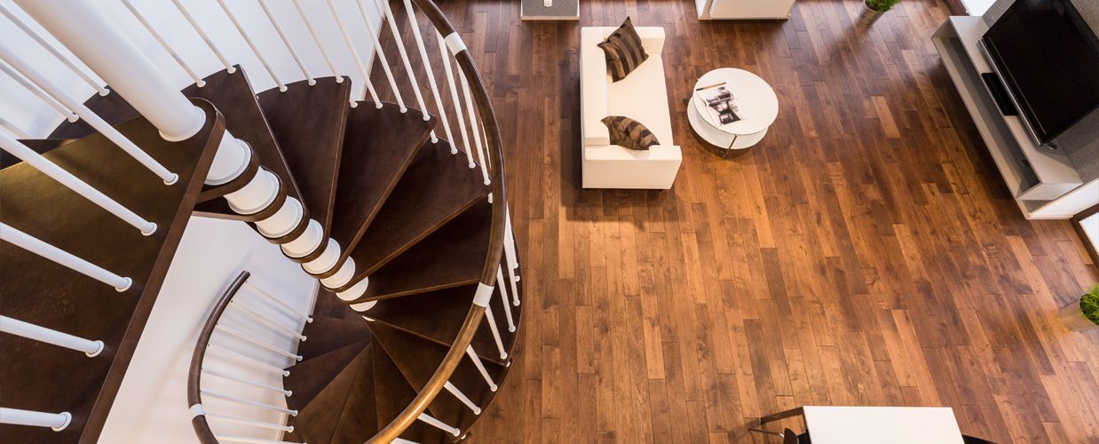 Service de fabricant d’escalier et marche en bois franc sur mesure à Montréal, Laval, la Rive-Sud, la Rive-Nord de Montréal ou dans Les Laurentides  / Sablage Plancher Montréal